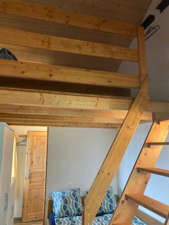 Palanda nebo palandy na pokoji v ubytování Klewenalp Ausflugs-Ski-Pistenhotel Klewenstock