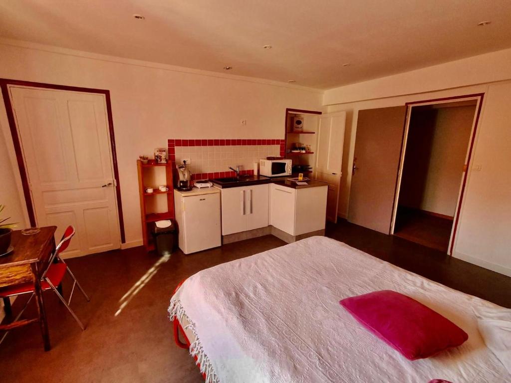 Moulin Gaillard Chambres et Table d'Hotes - Triple Room With Shared Bathroom