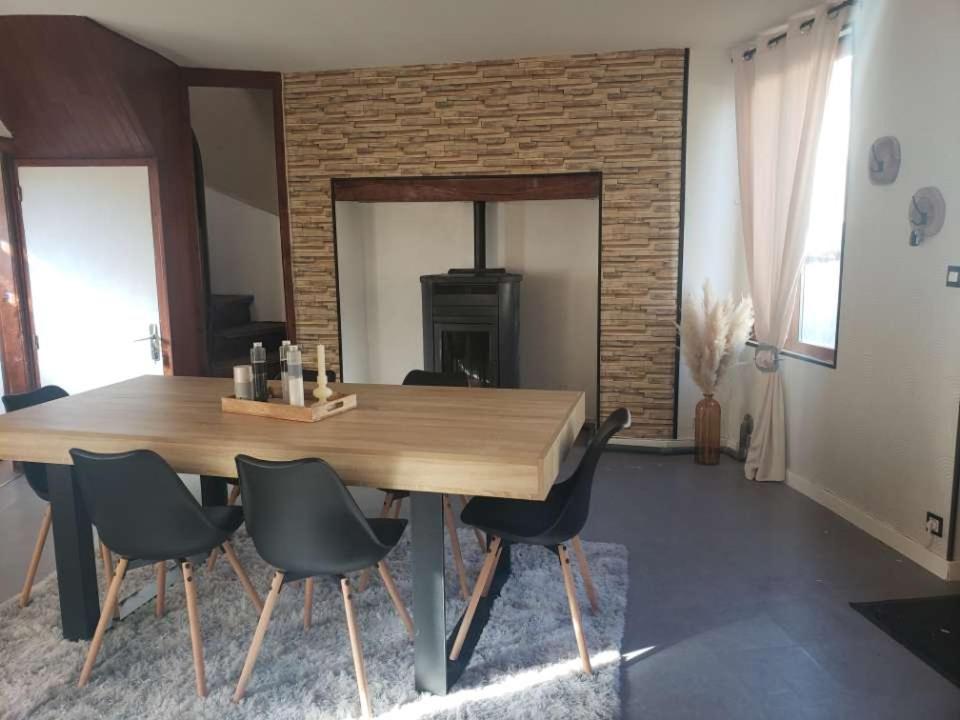 une salle à manger avec une table et des chaises en bois dans l'établissement Maison Familiale, à Pont-Rémy