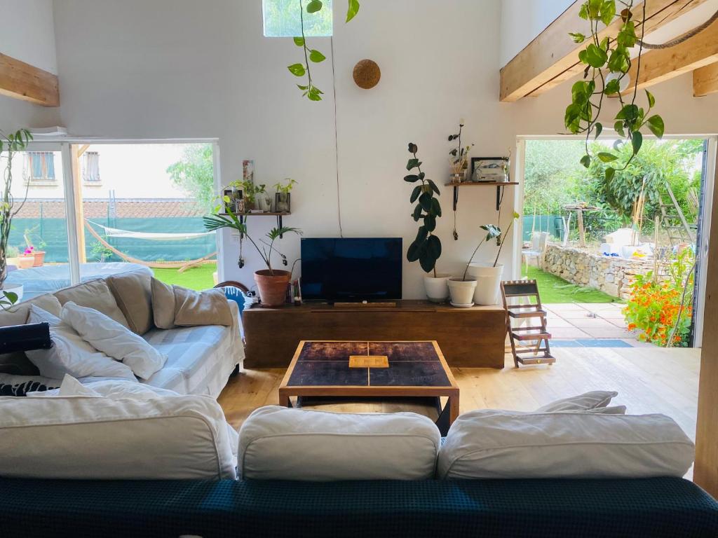 Posezení v ubytování Villa nichée dans un écrin de verdure