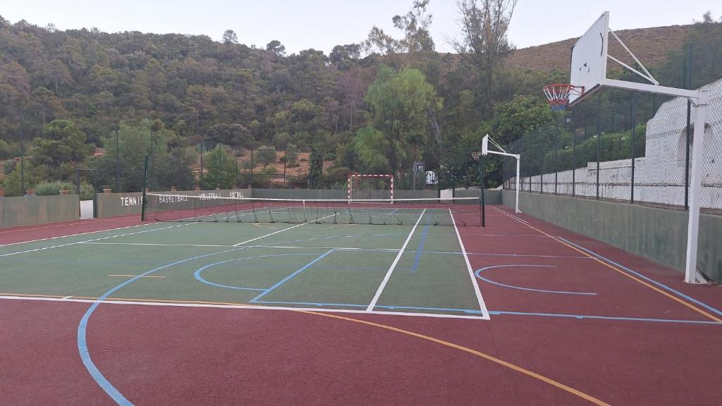 Tenis a/nebo squash v ubytování CASA DE FLORES nebo okolí