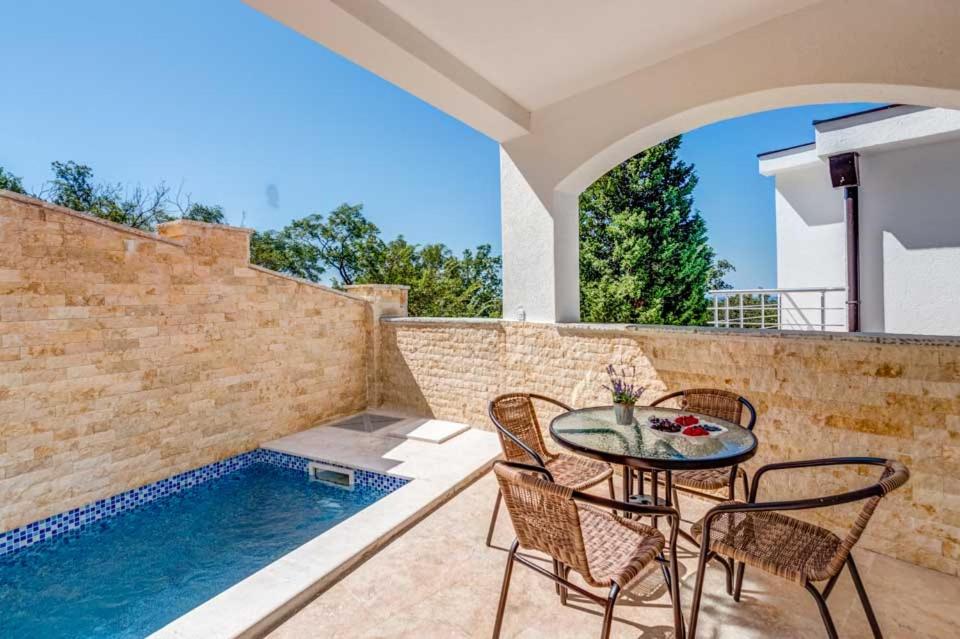 Bazén v ubytování Villa Hanna Apartments nebo v jeho okolí