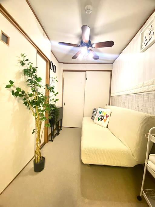 Uma área de estar em Momodani 72 two-story detached house