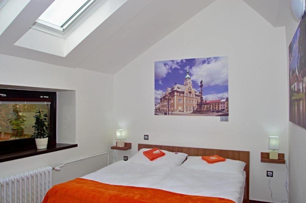 Postel nebo postele na pokoji v ubytování Hotel Pod Radnicí