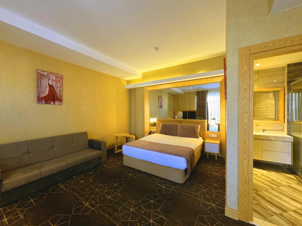 Regal Inn Badamdar Hotel - Deluxe King Studio