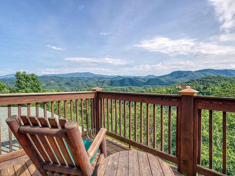 セバービルにあるMountain Views-Hottub-Parking-WiFi-Parking-BBQの山の景色を望むデッキに置かれた木製の椅子