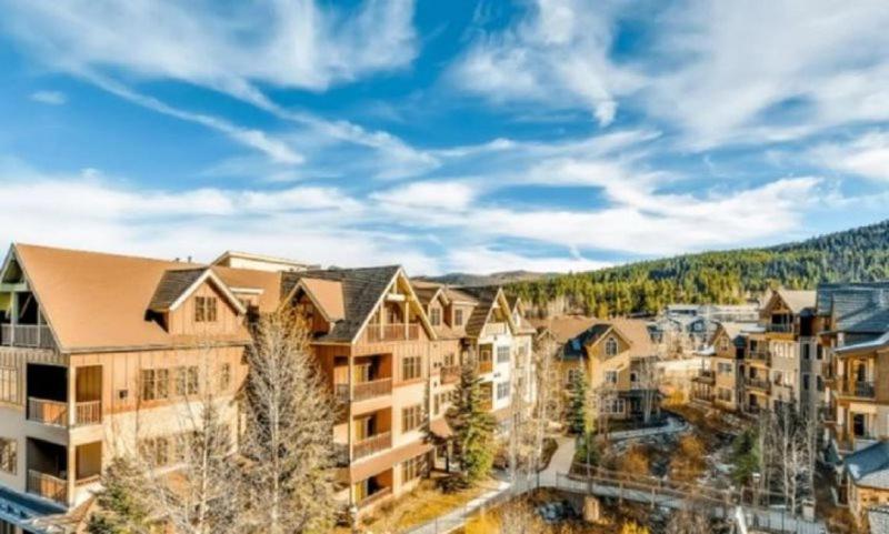 布雷肯里奇2 Bedroom Luxury Condo On Main Street At Maggie Pond - Walk To Lift!的公寓大楼的背景是一座山