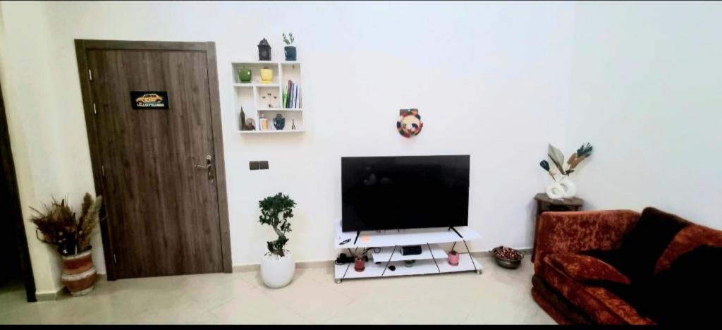 TV a/nebo společenská místnost v ubytování Charming Room Near Marrakech Airport