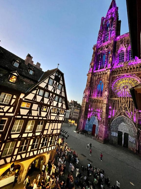 Un groupe de personnes debout dans une rue à côté d'un bâtiment dans l'établissement Cathédrale spacieux appartement, à Strasbourg