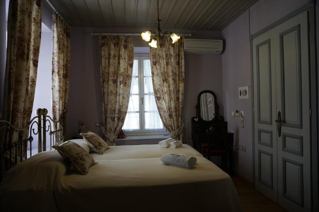 Postel nebo postele na pokoji v ubytování Nostos Hotel