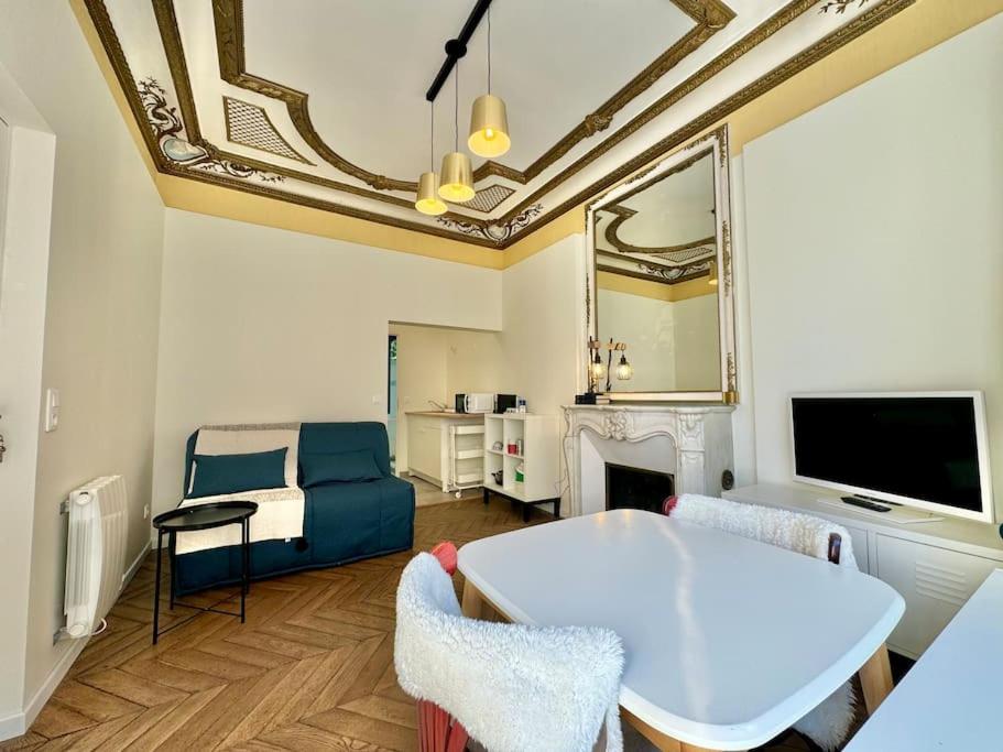 un salon avec un canapé, une table et une télévision dans l'établissement Studio 89 Albufera - Gare Vernon Giverny, à Vernon