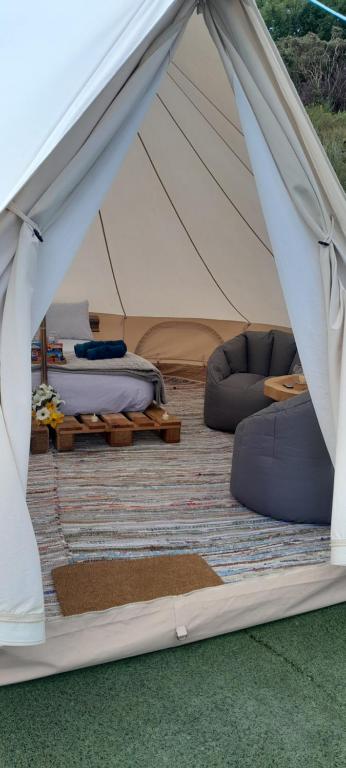 Tenda bianca con 2 letti e un divano. di Fairy Hill at Rosemount Glamping a Carlingford