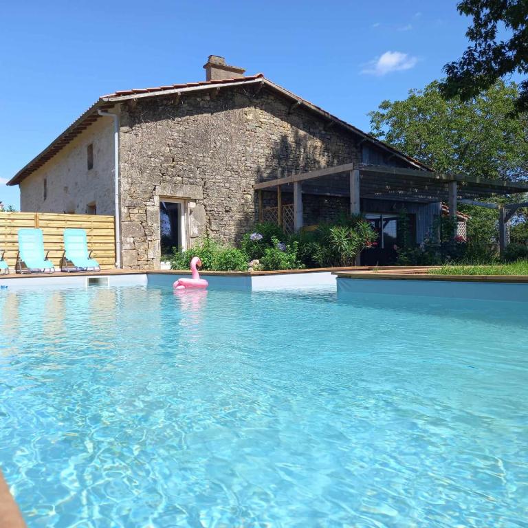 une personne dans l'eau d'une piscine dans l'établissement L'Erable, à Beaussais