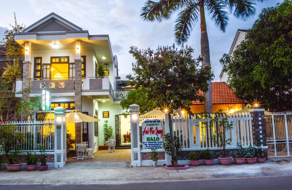 una cerca blanca frente a una casa en HaLo HomeStay, en Hoi An