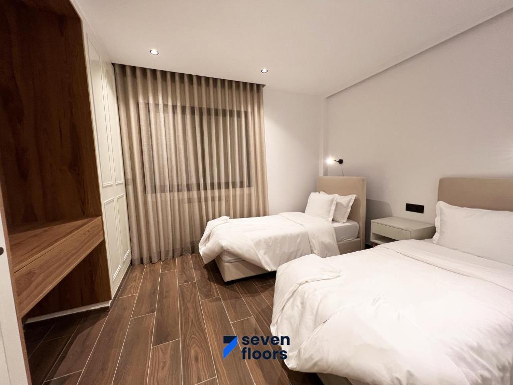 Postel nebo postele na pokoji v ubytování Seven Floors