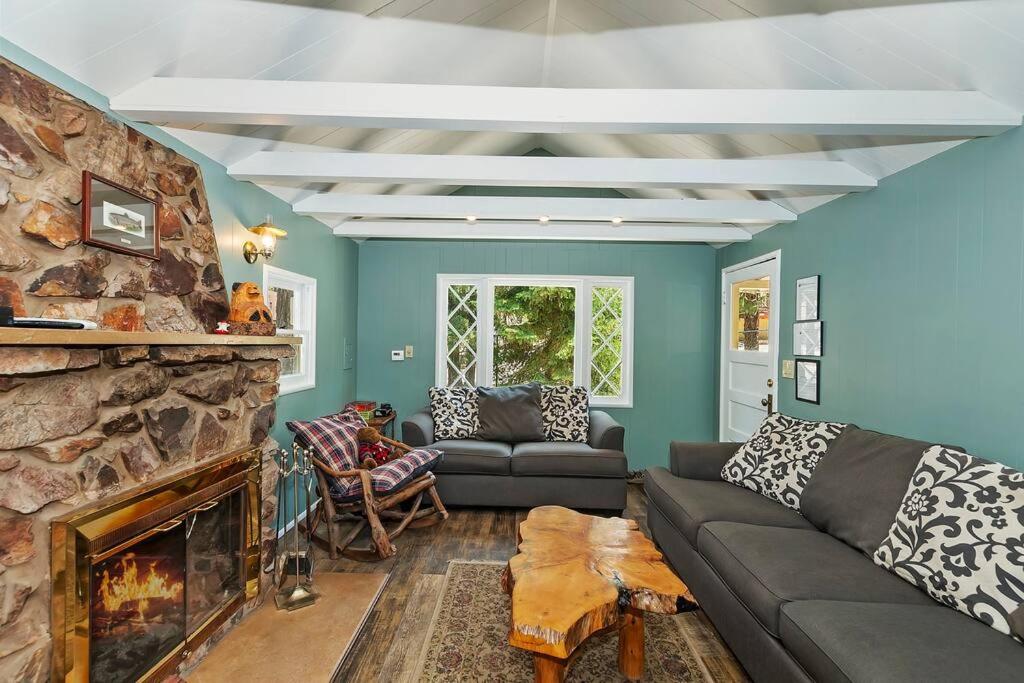 ein Wohnzimmer mit Couch und Kamin in der Unterkunft Applewood Cabins & Guest Cabin Near the Village in Big Bear Lake