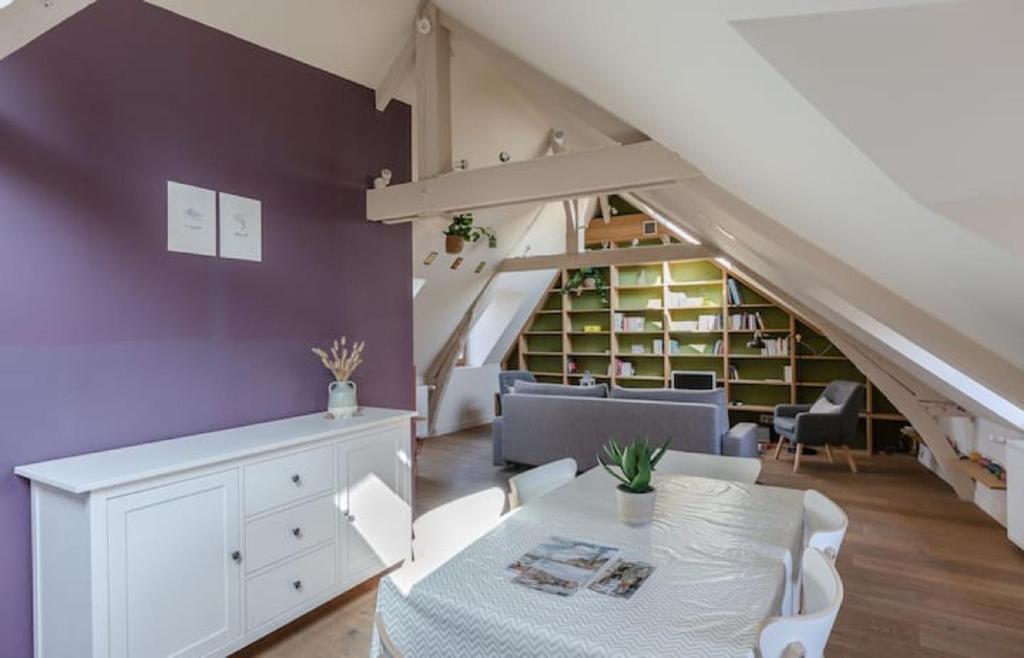 - un salon avec une table blanche et un escalier dans l'établissement Le Puits de Lumière, à Honfleur