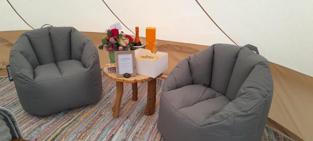 Posezení v ubytování Fairy Fort at Rosemount Glamping