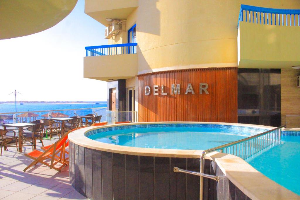 Бассейн в Delmar Hotel Matrouh или поблизости