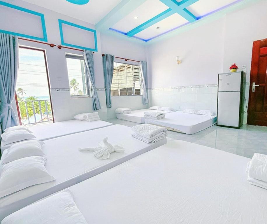 Quoc Dinh Guest House - Family Room With Balcony