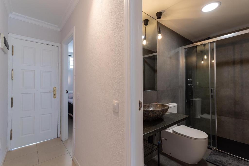 Kúpeľňa v ubytovaní Moon Dunes Apartment - by Yumbo Center - Playa del Ingles