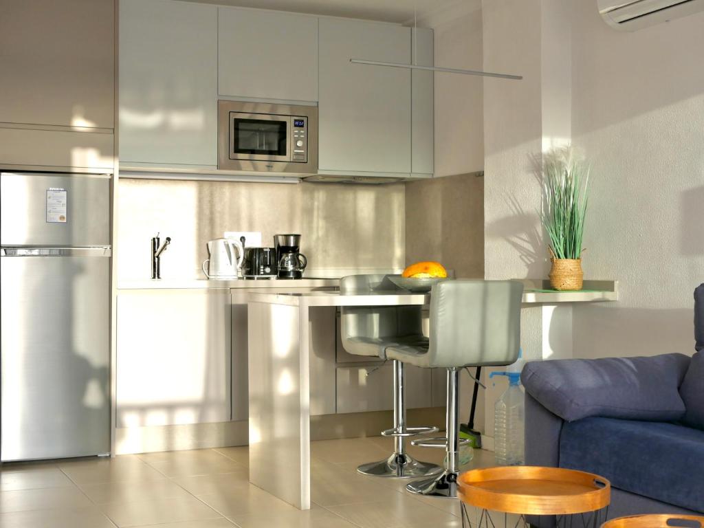 Kuchyňa alebo kuchynka v ubytovaní Moon Dunes Apartment - by Yumbo Center - Playa del Ingles