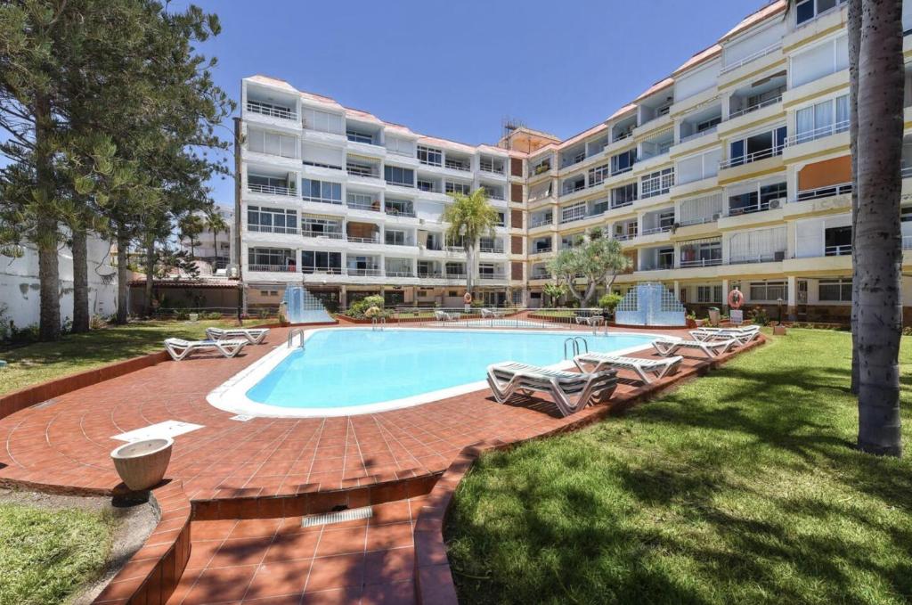 Bazén v ubytovaní Moon Dunes Apartment - by Yumbo Center - Playa del Ingles alebo v jeho blízkosti