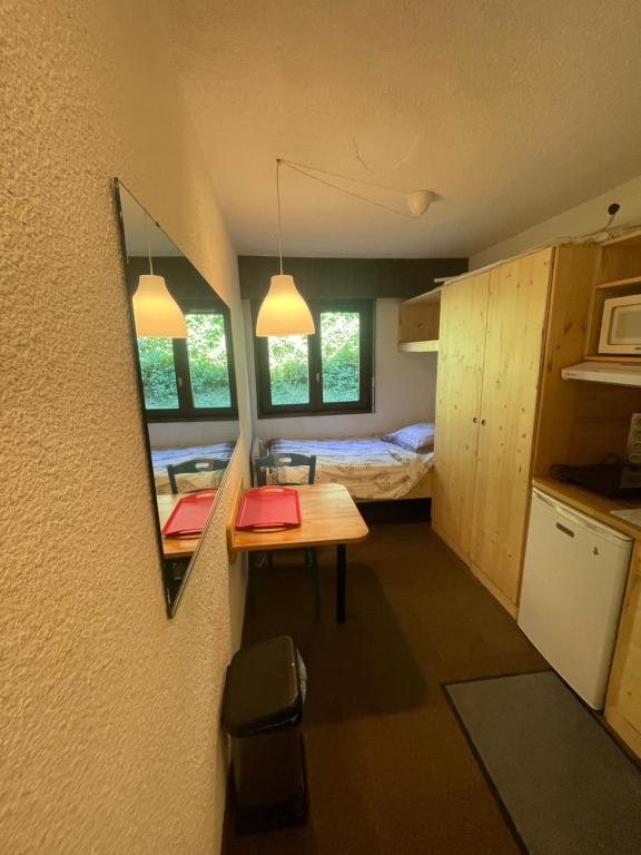 Cette petite chambre comprend une table et un lit. dans l'établissement studio 1 personne heidi 6, à Megève