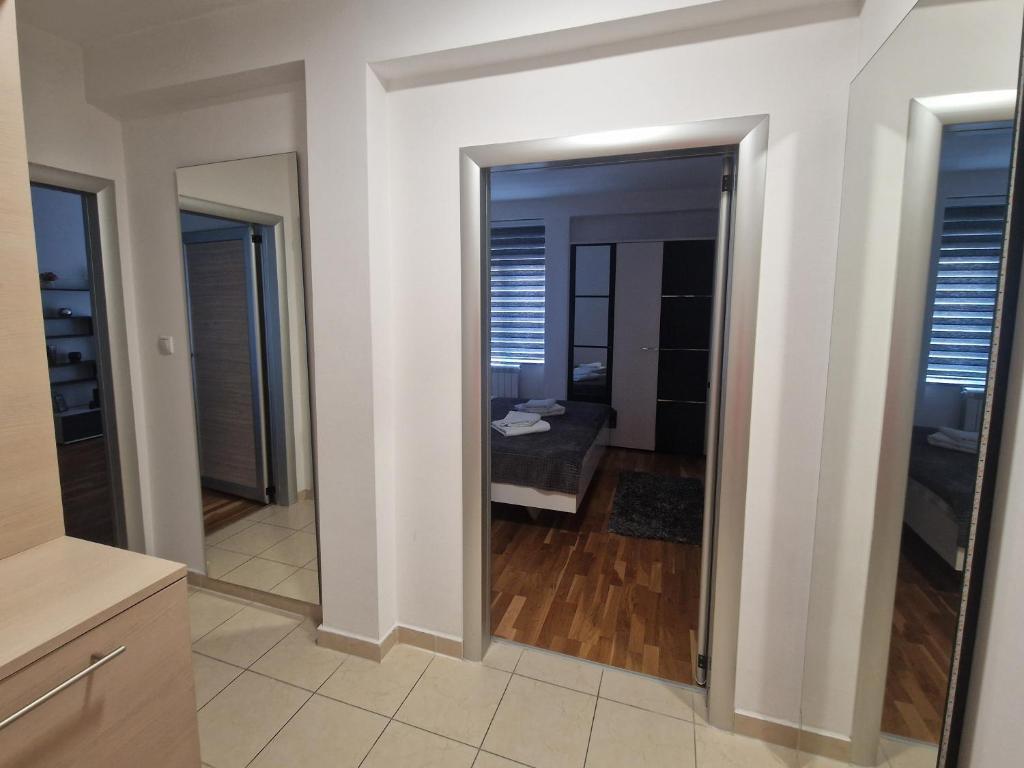 Postel nebo postele na pokoji v ubytování Apartman Tri S