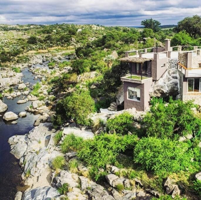 ビージャ・クーラ・ブロチェロにあるCueva de lujo con rio de montaña Casa cuevaの川の横の岩の家