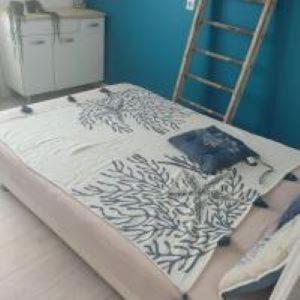 - un lit dans une chambre avec une échelle dans l'établissement les hirondelles, à Notre-Dame-de-Monts