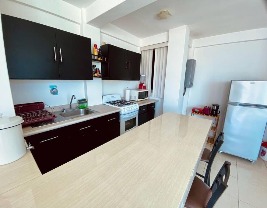 Kuchyň nebo kuchyňský kout v ubytování Charming and Family With a pool and ocean view, 3 blocks from the beach, with 2 TVs and Netflix