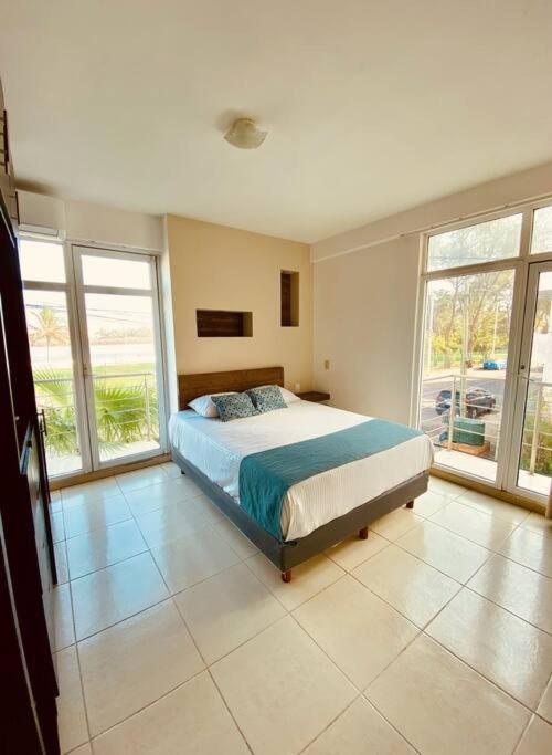 Postel nebo postele na pokoji v ubytování Charming and Family With a pool and ocean view, 3 blocks from the beach, with 2 TVs and Netflix