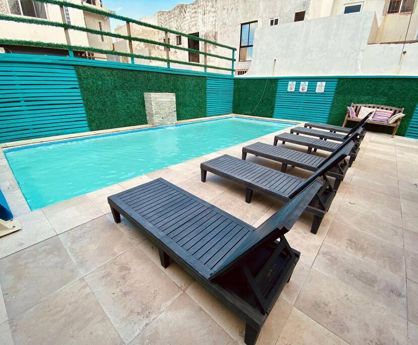 Bazén v ubytování Charming and Family With a pool and ocean view, 3 blocks from the beach, with 2 TVs and Netflix nebo v jeho okolí