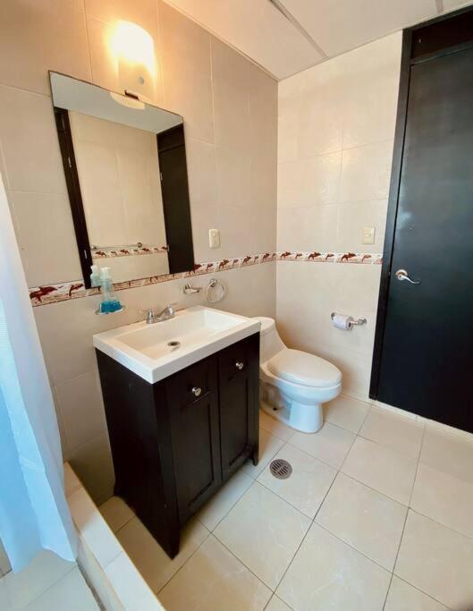 Koupelna v ubytování Charming and Family With a pool and ocean view, 3 blocks from the beach, with 2 TVs and Netflix