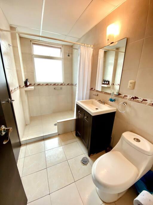 Koupelna v ubytování Charming and Family With a pool and ocean view, 3 blocks from the beach, with 2 TVs and Netflix