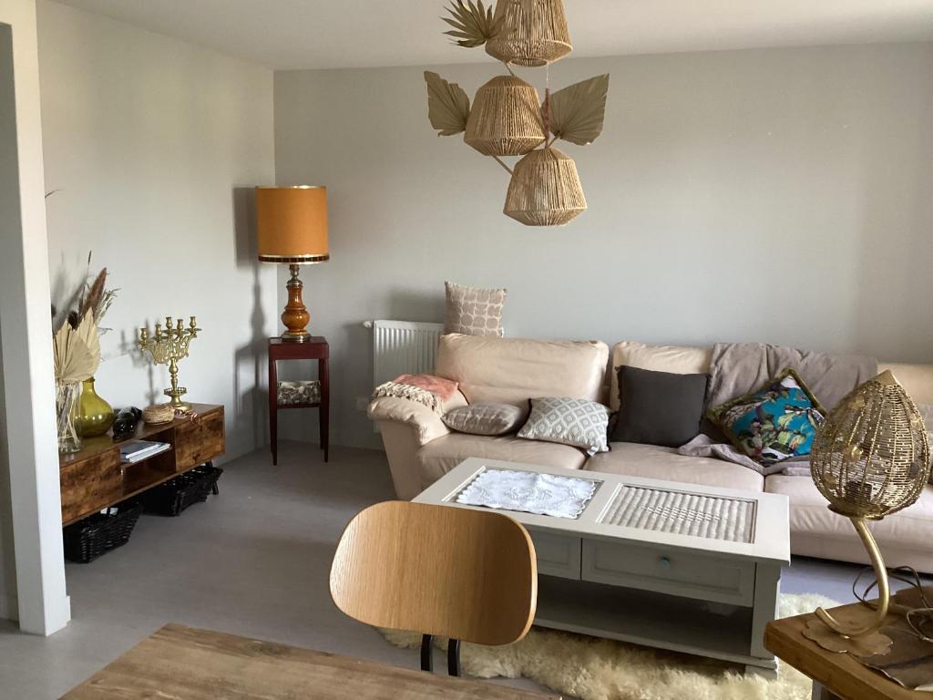 un salon avec un canapé et une table dans l'établissement La fontaine, à Cohade