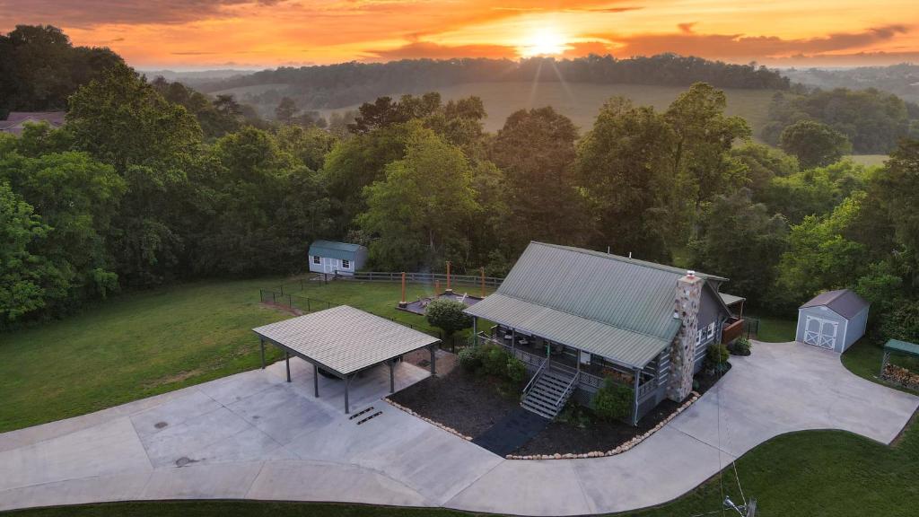 コダックにあるHillside Havenのピクニックテーブル付きの家屋の空中風景