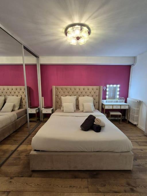 une chambre avec un grand lit et un canapé dans l'établissement Champs-Elysées - Arc de Triomphe - 2 pièces - 4p, à Paris