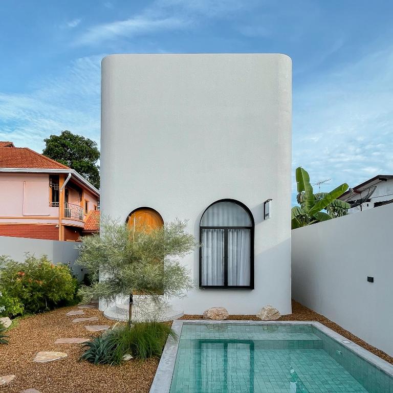 a house with a swimming pool in a yard at Breath Private Pool Villa Kohlarn in Ko Larn