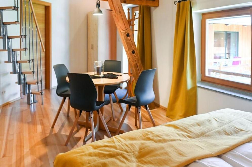 Ruang duduk di Loftartige Wohnung in Scheibbs mit Schwimmteich