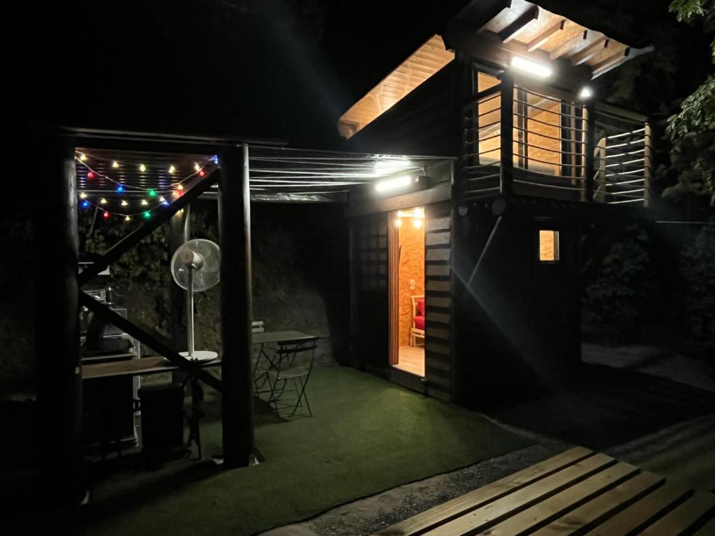 Fotografie z fotogalerie ubytování Les lucioles cabane chalet avec Jacuzzi privatif v destinaci Privas