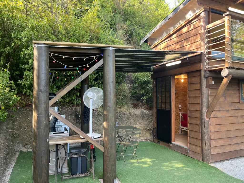 Zahrada ubytování Les lucioles cabane chalet avec Jacuzzi privatif