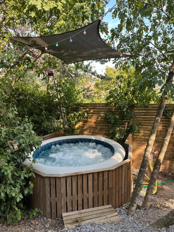 Fotografie z fotogalerie ubytování Les lucioles cabane chalet avec Jacuzzi privatif v destinaci Privas