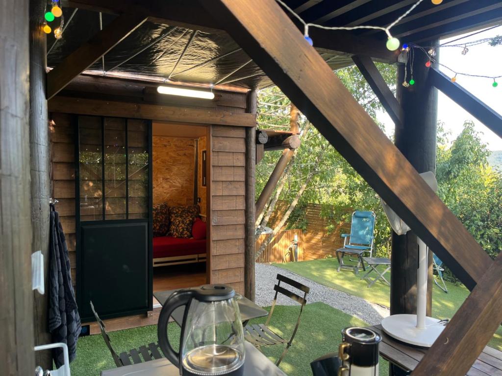 Balkón nebo terasa v ubytování Les lucioles cabane chalet avec Jacuzzi privatif