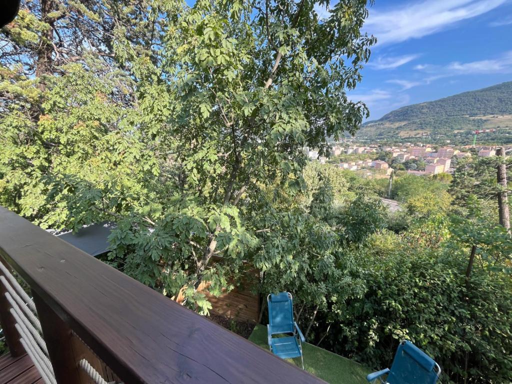 Nespecifikovaný výhled na hory nebo výhled na hory při pohledu z luxury tent