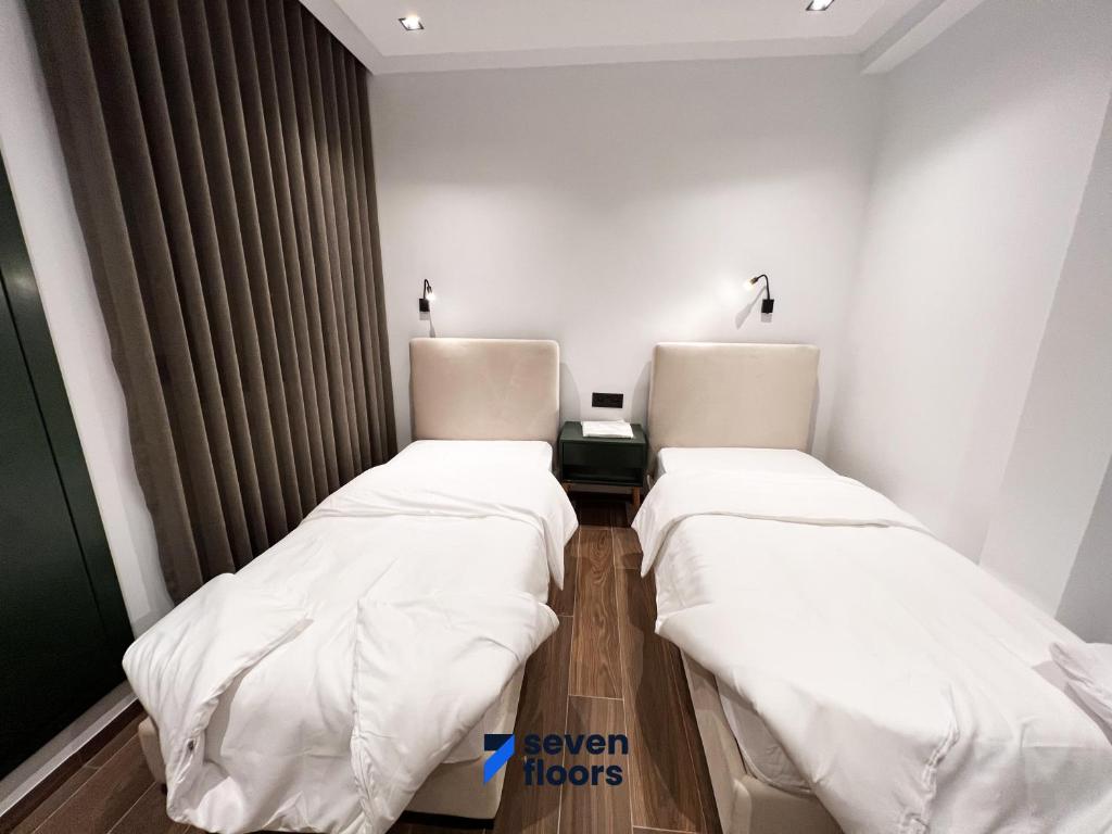 Postel nebo postele na pokoji v ubytování Seven Floors