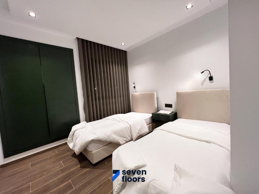 Postel nebo postele na pokoji v ubytování Seven Floors