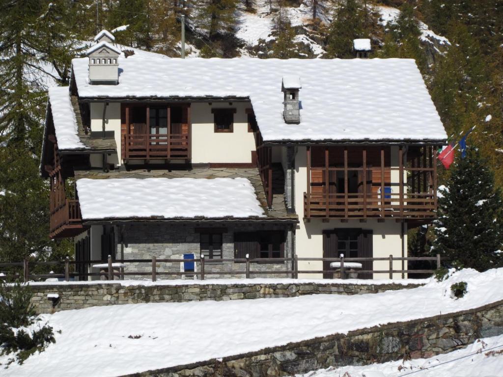 a house with snow on the roof at Il Piccolo Residence in Gressoney-la-Trinité