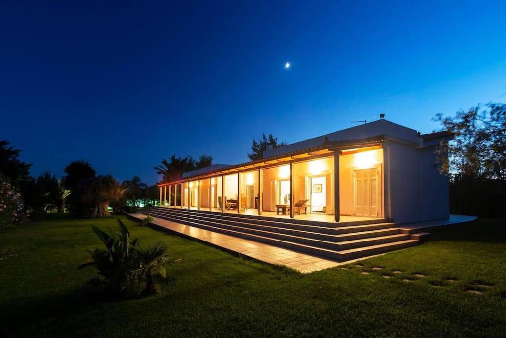 Un gran edificio con luces por la noche. en Luna Bay, en Amarinto